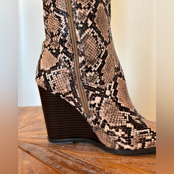 NWT Shoe Dazzle Snakeskin Faux Leather Wedge Boots - Picture 8 of 12